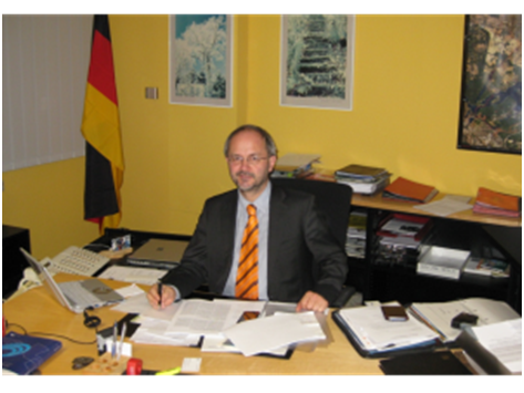 Volkmar Klein an seinem neuen Schreibtisch